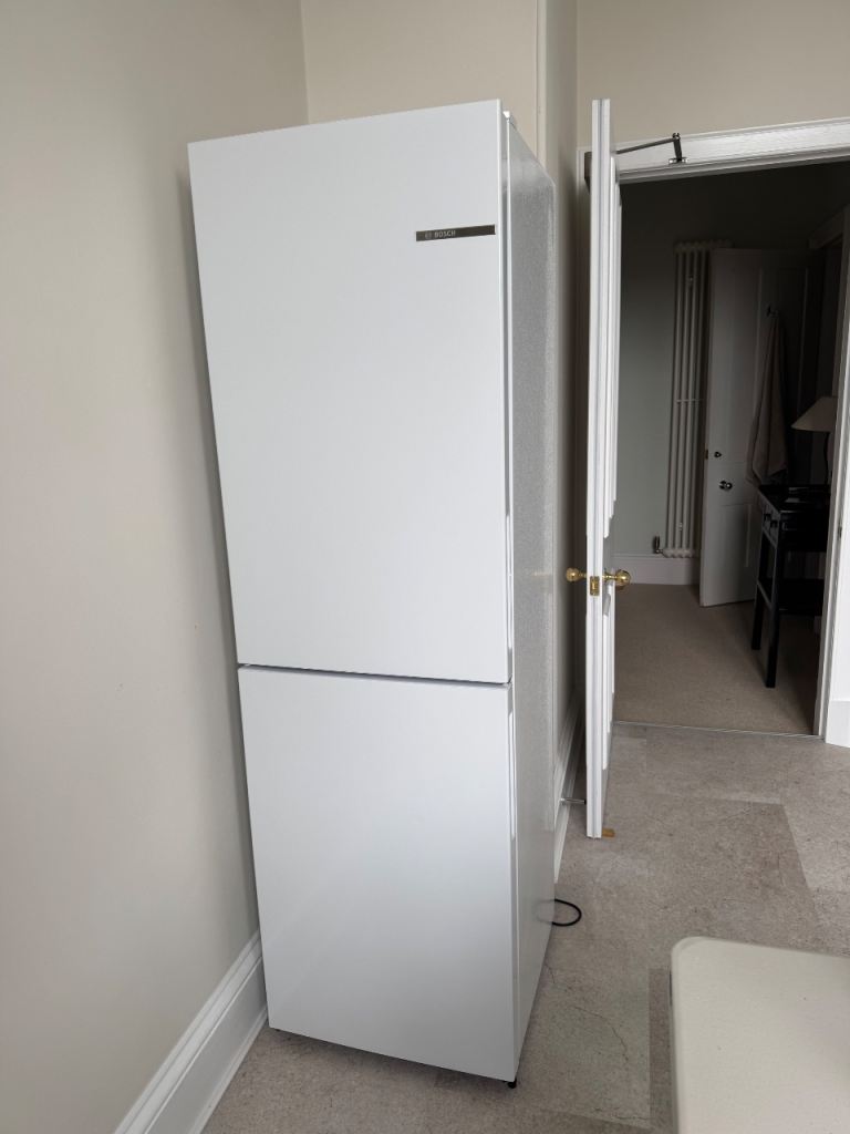 Bosch Series 2 Frost-Free Fridge Freezer (KGN27NWEAG) – Like New – BUYER MUST COLLECT