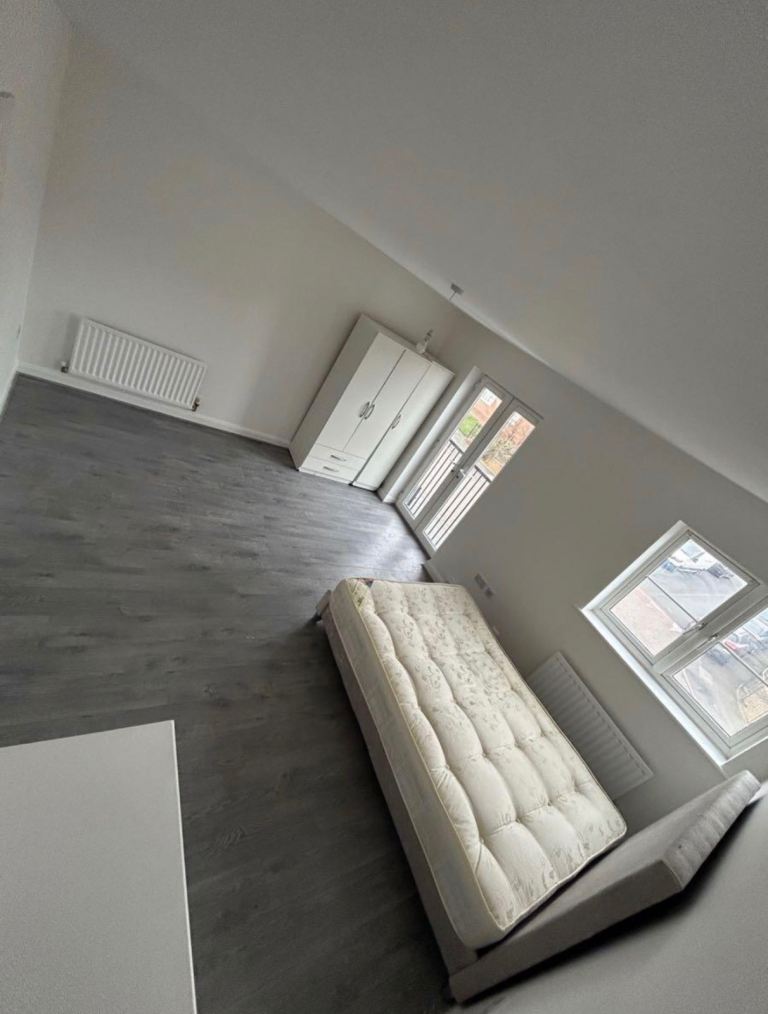 2 Spacious rooms ready to move-in asap