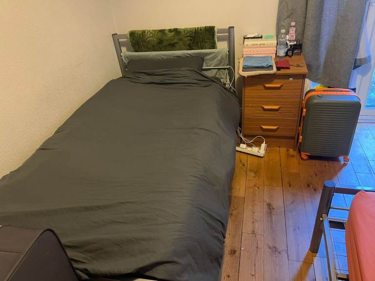 Double room to share @ stratford E154AA, room sharing with another male, all bills included.
