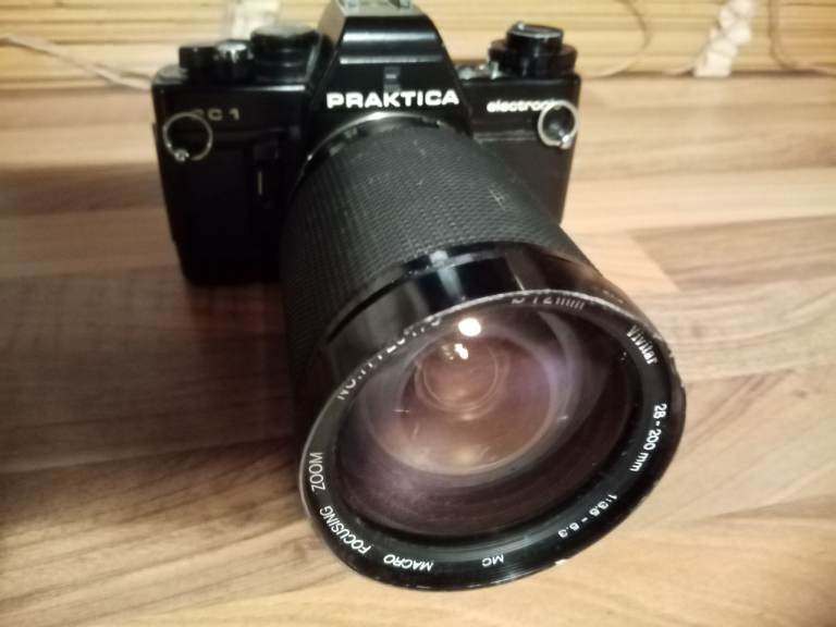 PRACTICA  CAMERA +super Zoom lense  £10. LAST GO  