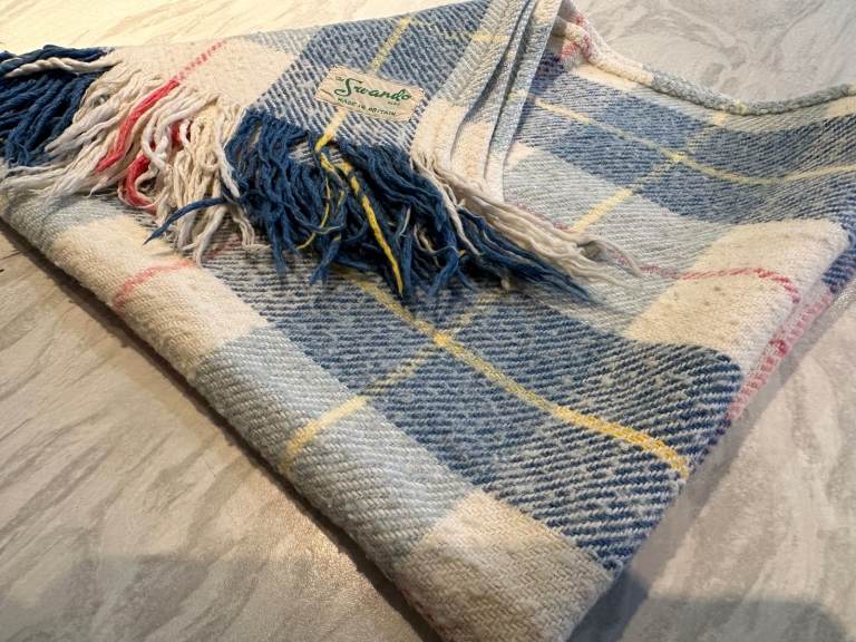 RARE VINTAGE SWANDO BLANKET 33 X 26 INCHES ALL WOOL WITH TASSELS – BRITISH MADE