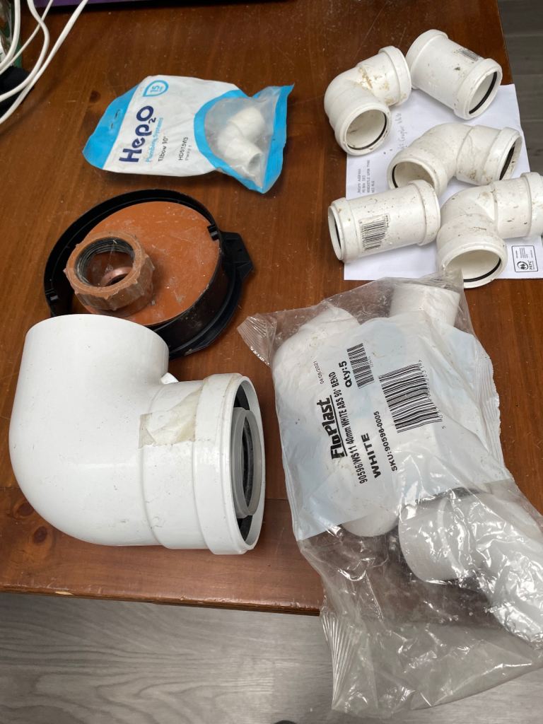 Mixed plumbing materials  They are new. Total 13 pieces  £0.50 each 