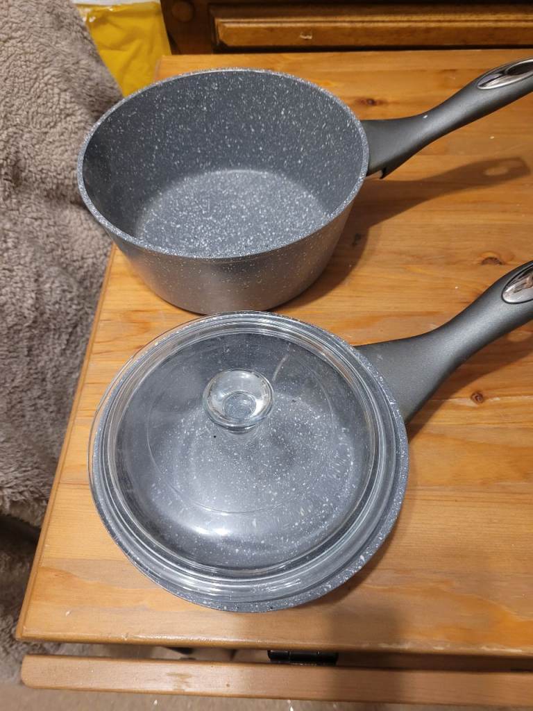 2 saucepans 