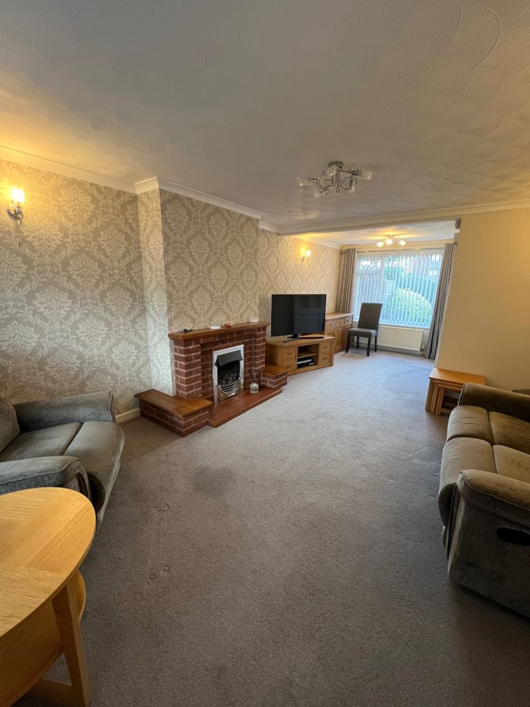 3 Bedroom Semi-Detached Home — Furnished – Wednesbury (WS10) Available now