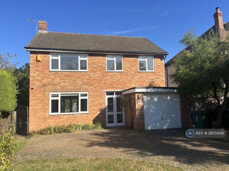 4 bedroom house in The Avenue, Esher, KT10 (4 bed) (#2970456)