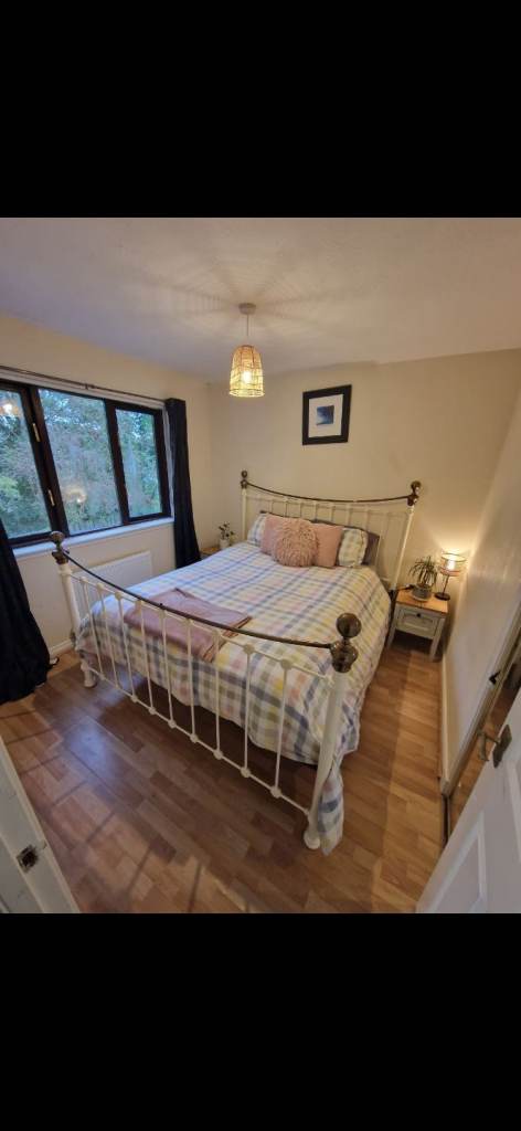 Gorgeous, Sturdy bed frame