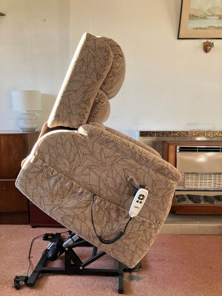 Like new electric Riser Recliner chair