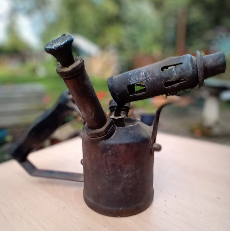 Blow lamp 