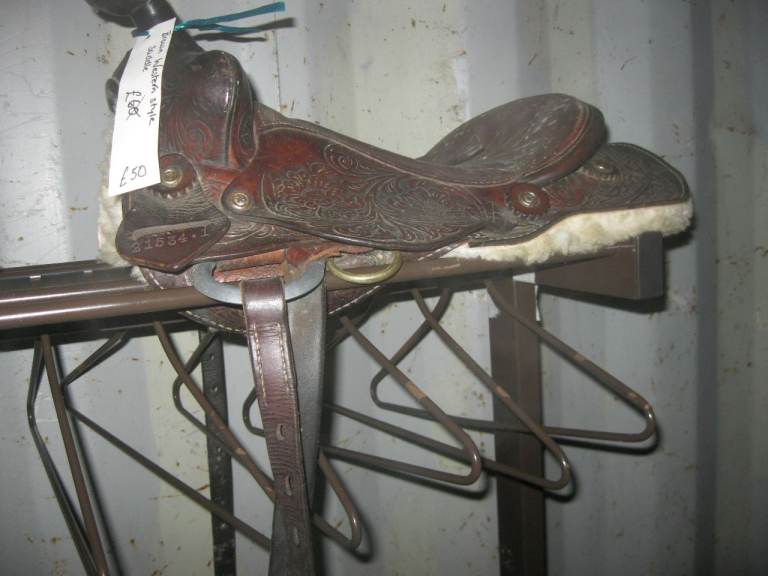 MODERN BROWN CARVED LEATHER PONY SIZED WESTERN STYLE SADDLE. GOOD ORDER. COMFORTABLE