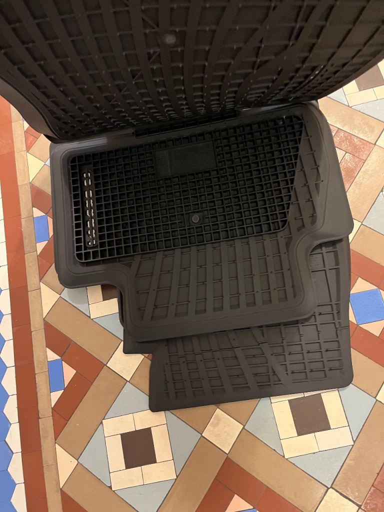 Brand New Genuine Porsche Macan All-Weather Rubber Floor Mats – Black