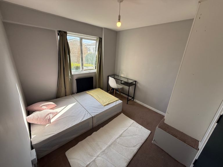 4 Bed Terraced House, Heaton Avenue, RM3