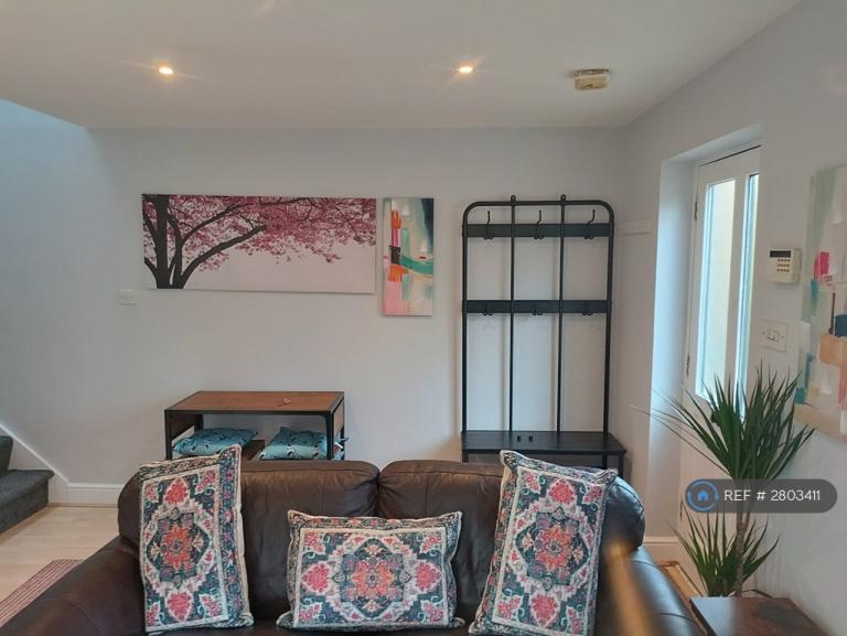 1 bedroom flat in Hotham Lodge, London, SW19 (1 bed) (#2803411)