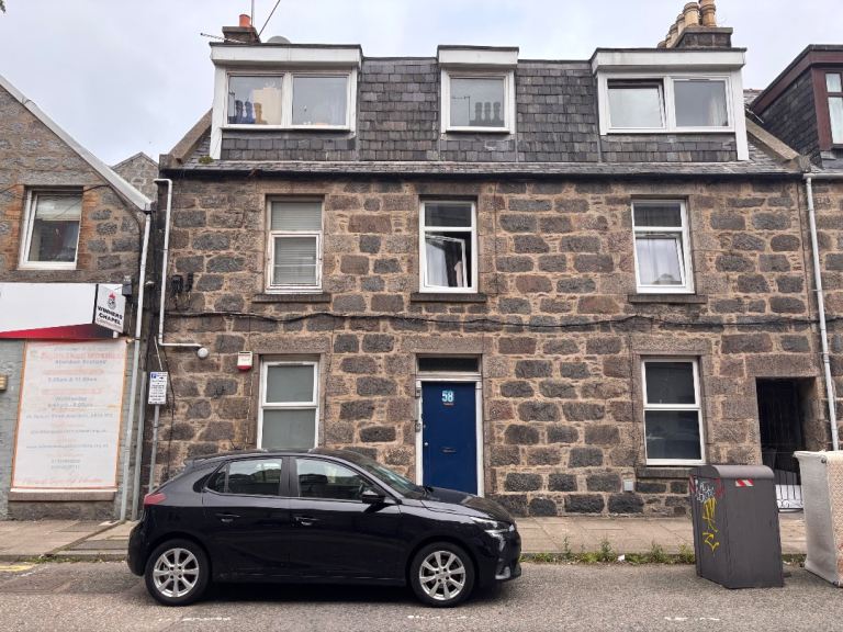 Large double bedroom for rent in city centre flat 
