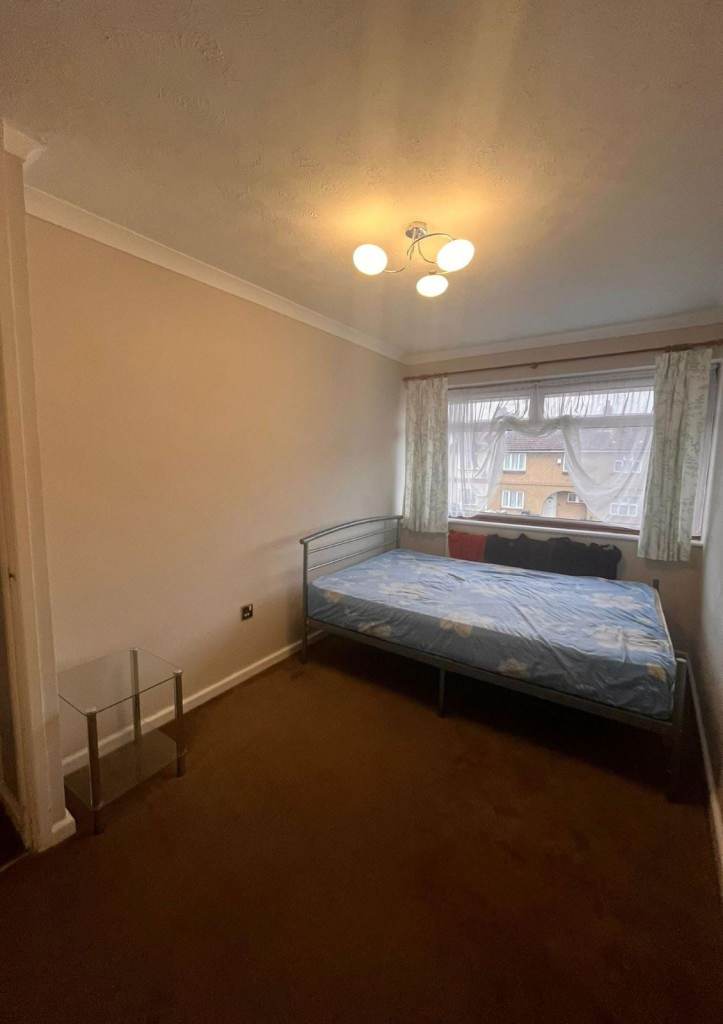 Spacious and Cosy Double Rooms for Rent in - IG6 2JX