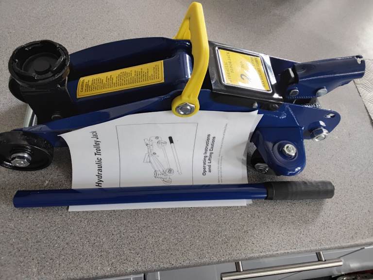 New trolley jack in carry case lifts 2 ton new