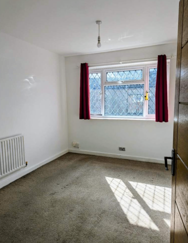 Modern 2-Bedroom Maisonette | Renovated | Fitted Kitchen | Parking | Bush Close, Redbridge - IG2