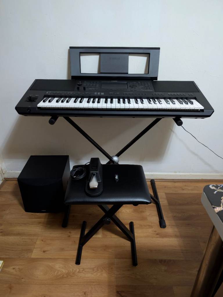 YAMAHA PSR SX900 XL SET WITH EXTRAS.