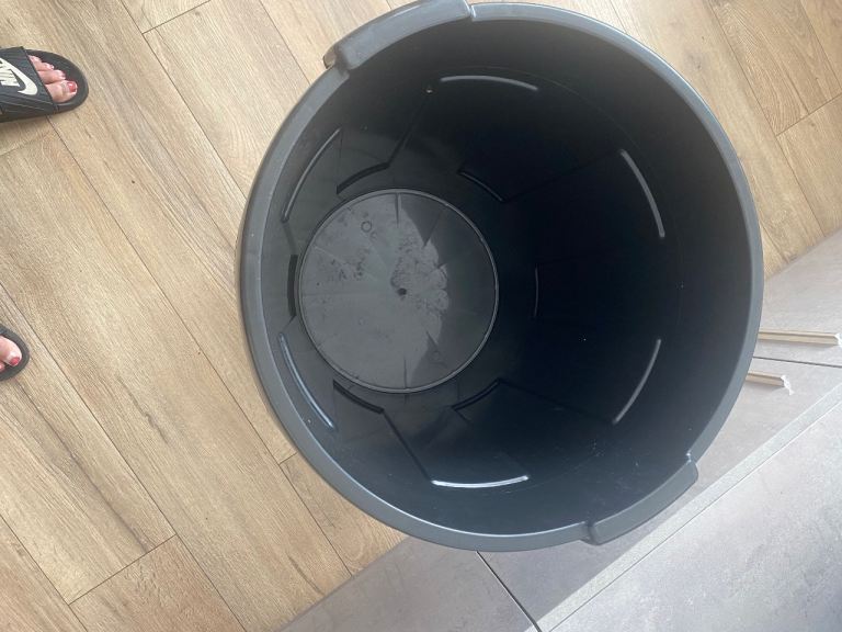Plastic large waste bin for house and commercial use 