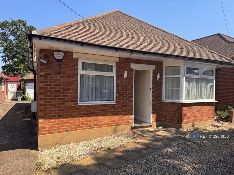 3 bedroom house in Elmfield Road, Potters Bar, EN6 (3 bed) (#2984853)