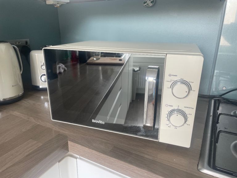 Breville 20L Solo Microwave (Cream) in great condition 