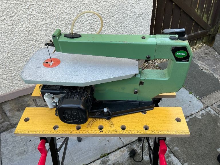 Rexon saw for sale with lots off spare blades 