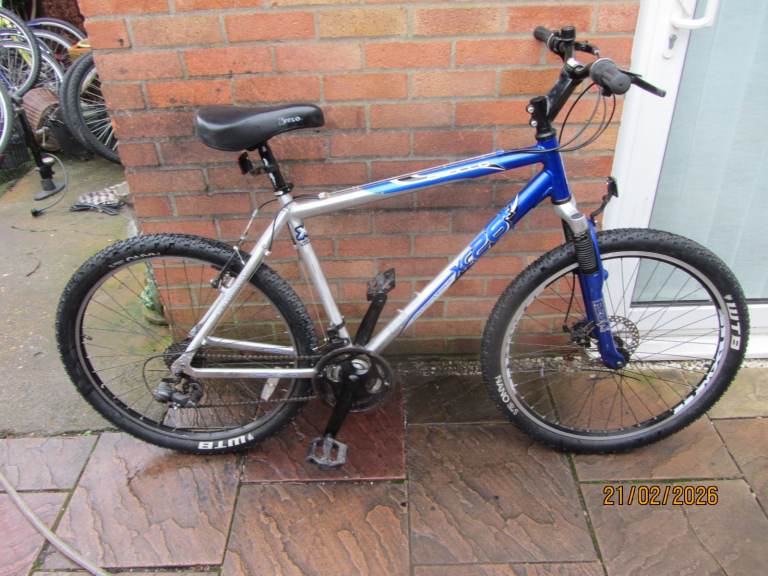 mens 21 speed mountain bike with 20 inch frame and disc brakes bike in very good condition £49