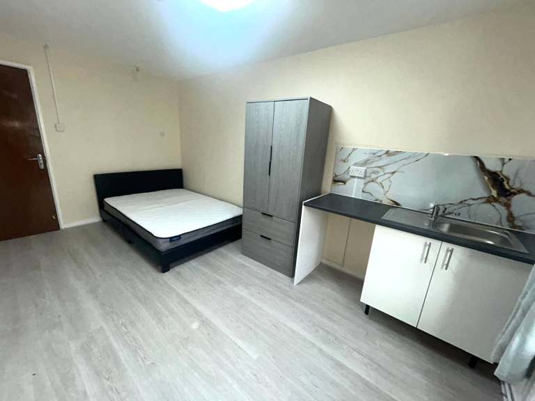 Lovely Ensuite room to Rent with kitchenette. Greenford UB6.  £1200 pm incl bills.DSS accepted. Wifi