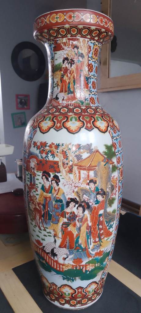 Timeless Elegance – Hand-Painted Chinese Garden Floor Vase