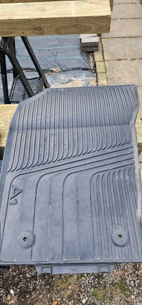 Audi A1 floor mats and roof bars 