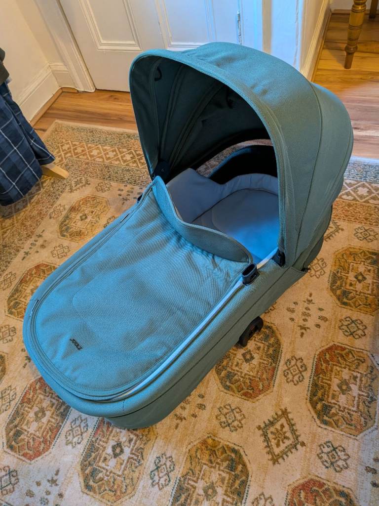 Joolz Hub2 Carry Cot Bassinet in Forest Green