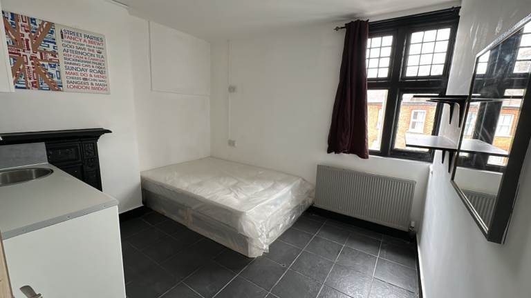 Furnished studio to rent in Willesden - ( NW10 )