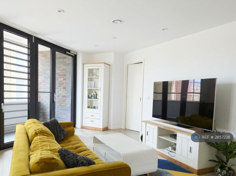 3 bedroom flat in Millstream Tower, London, N17 (3 bed) (#2857238)