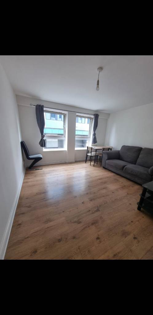 Stunning Recently Renovated 2-Bedroom Flat G5 8AF
