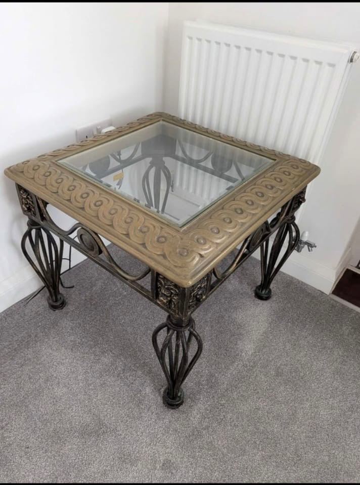 Beautiful Glass‑Top Side Table – Heavy, Decorativ, Quality Piece – £20