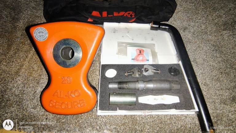 No 29 AL-KO caravan wheel locking kit 
