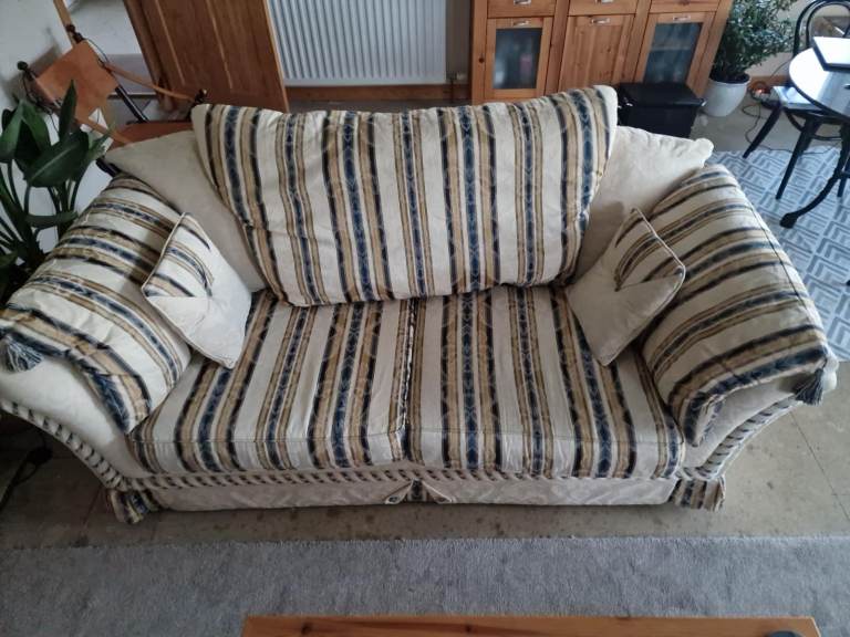  FREE   Very comfortable and clean quality sofa's,