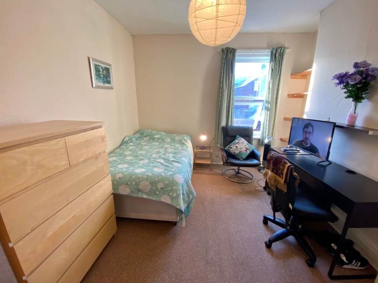 MEDIUM SIZED FIRST FLOOR ROOM TO LET IN LARGE LOVELY JESMOND HOUSE