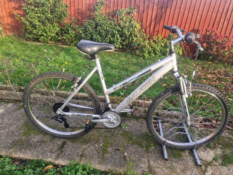 image for GIRLS LADIES WOMES ADULTS RALEIGH 26 INCH WHELLS 20 INCH FRAME 18 SPEED BIKE BICYCLE