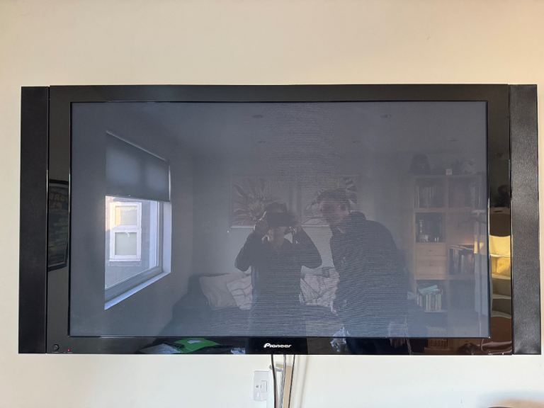 PIONEER 50" PLASMA PDP 507XD with side speakers - fixable, but for parts