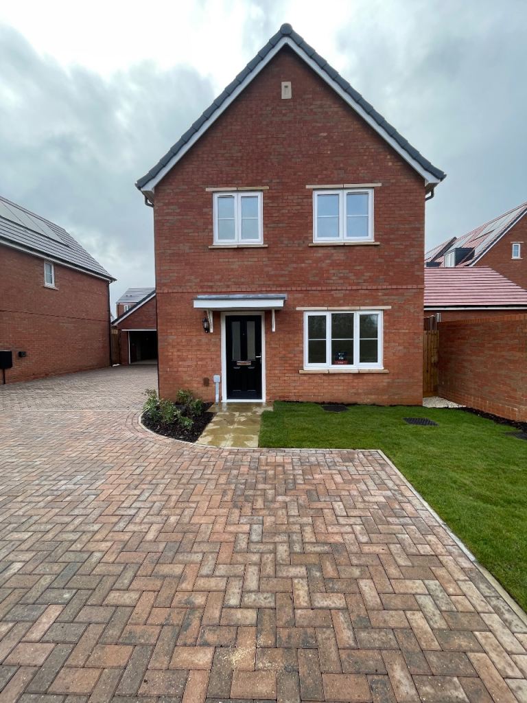 3 Bed Detached House for Rent in Hardinstone