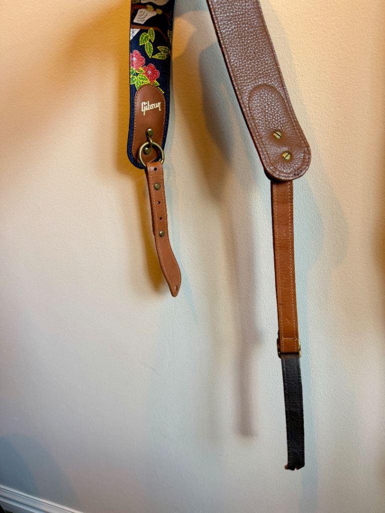Gibson Guitar Strap – Floral Design, Leather, As Good As New