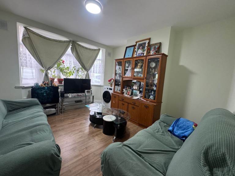 3 Bedroom - Semi Detached House for Rent - Wimborne Avenue, Hayes, UB4 0HJ