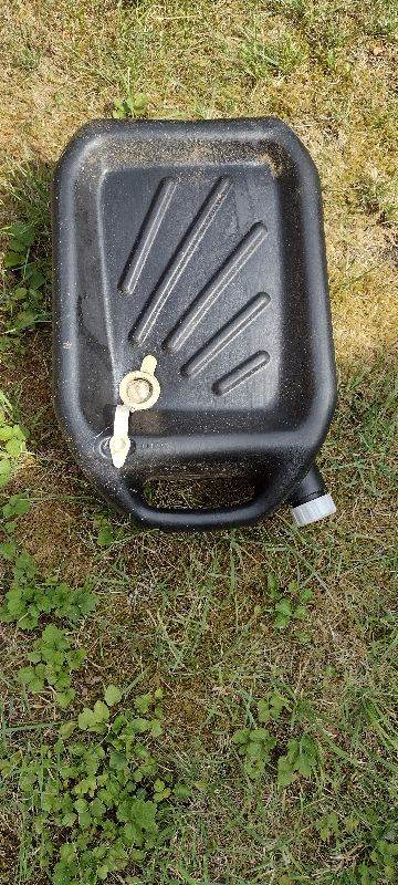 Plastic engine oil drain pan