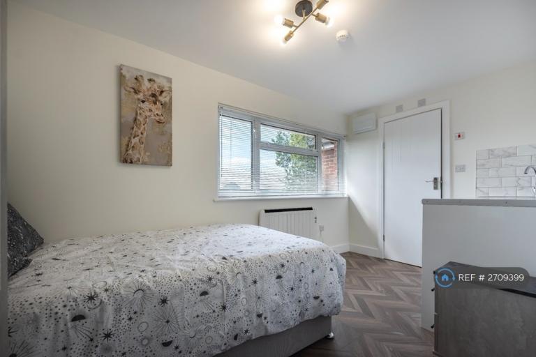 1 bedroom in Quincewood Gardens, Tonbridge, TN10 (#2709399)