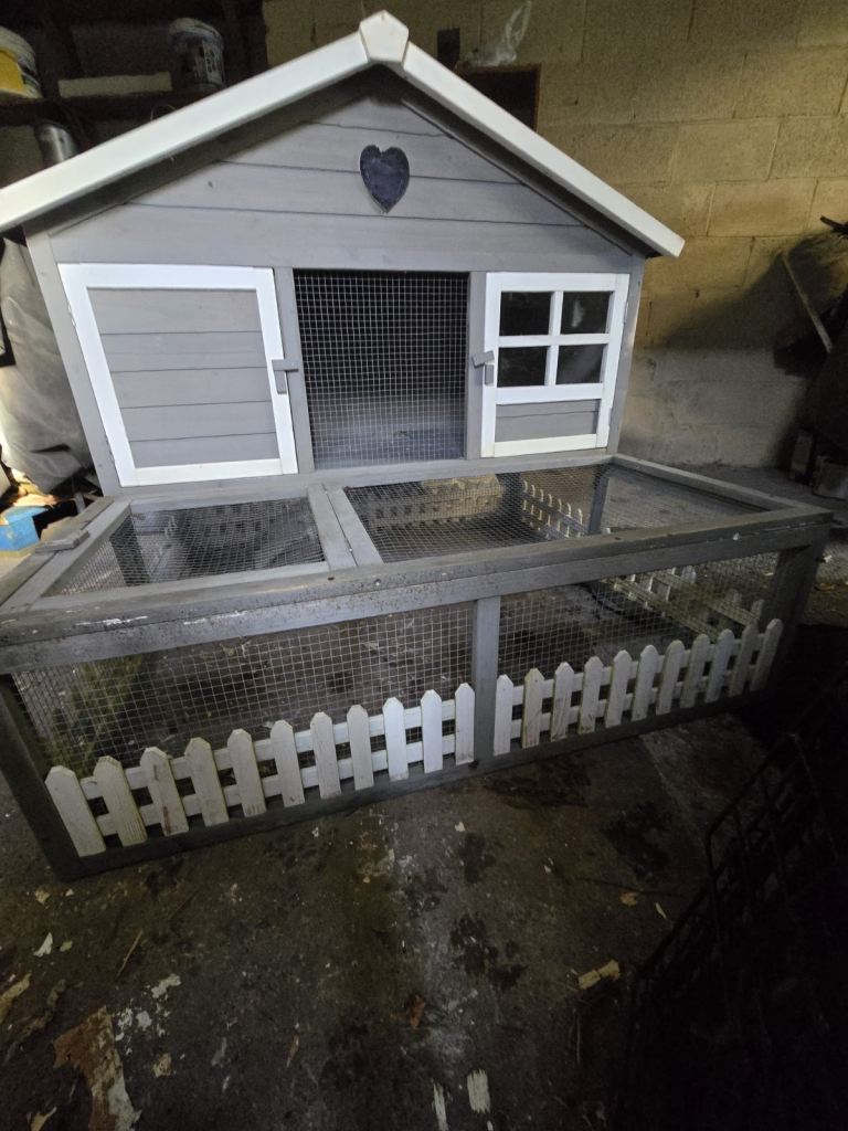 Small pet hutch with insulation cover 