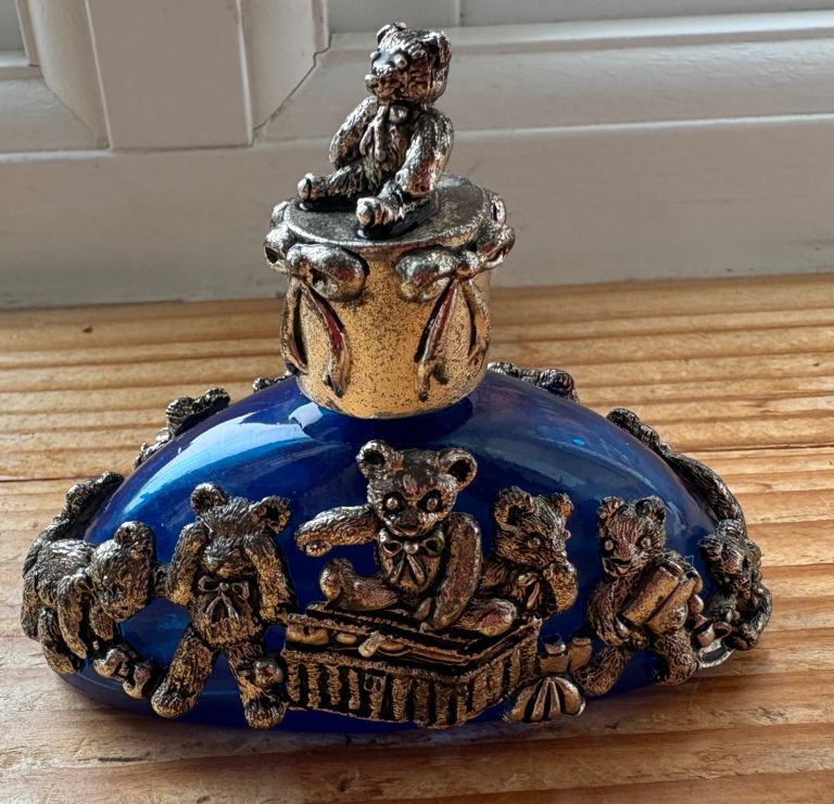 Decorative perfume bottle