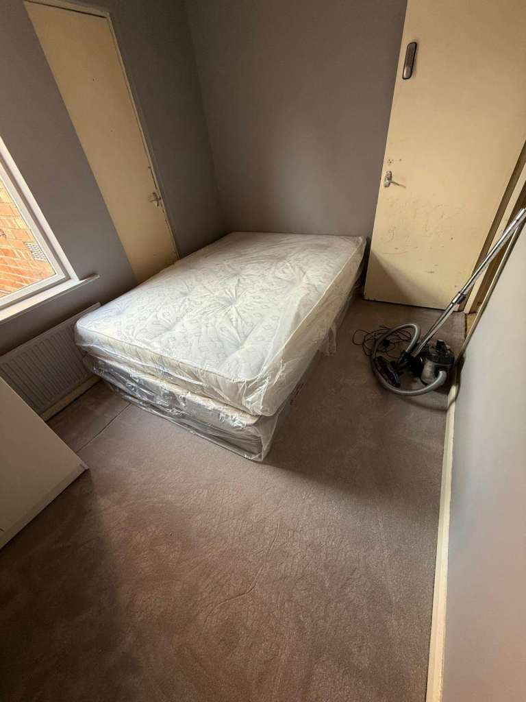 Flat in Glenfield Road, Leicester LE36AT