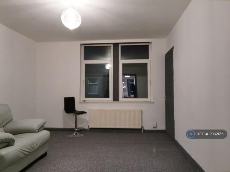 2 bedroom flat in Briercliffe Road, Burnley, BB10 (2 bed) (#2982135)