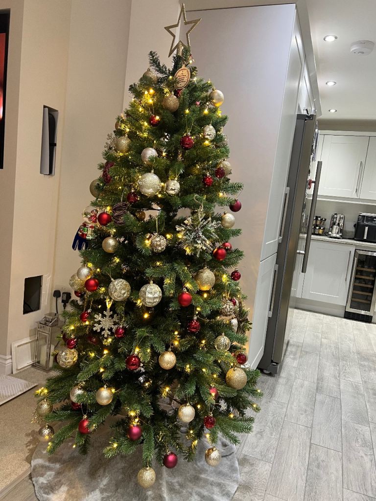 6 ft pre lit Christmas tree 