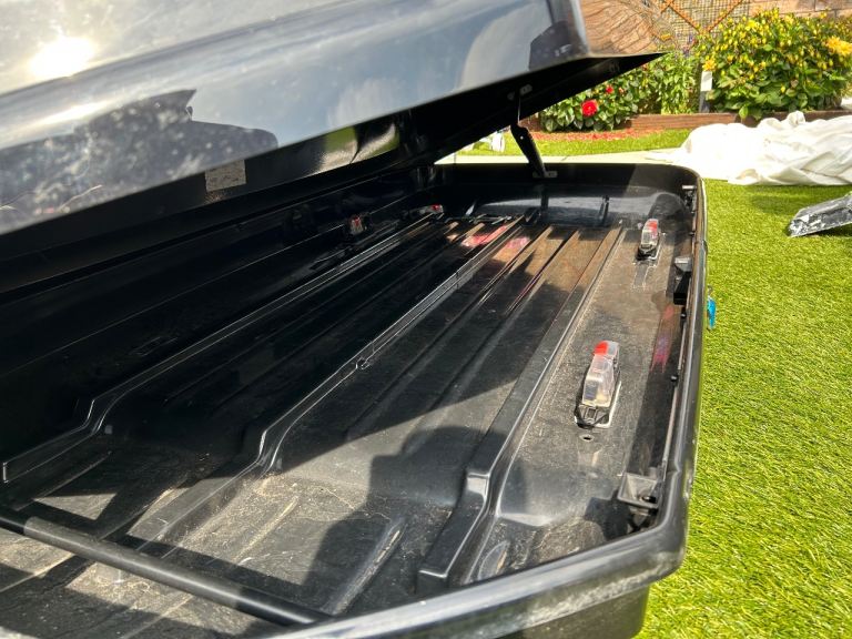 Roof box